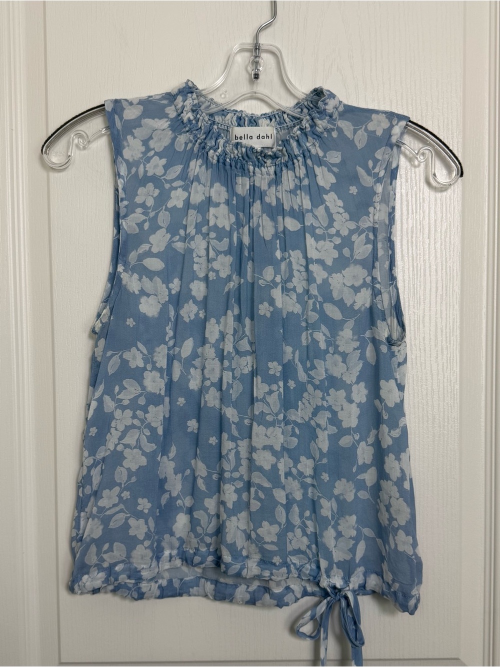Revolve Bella Dahl Smocked Floral Sleeveless Blouse Size XS Blue White - Picture 2 of 7